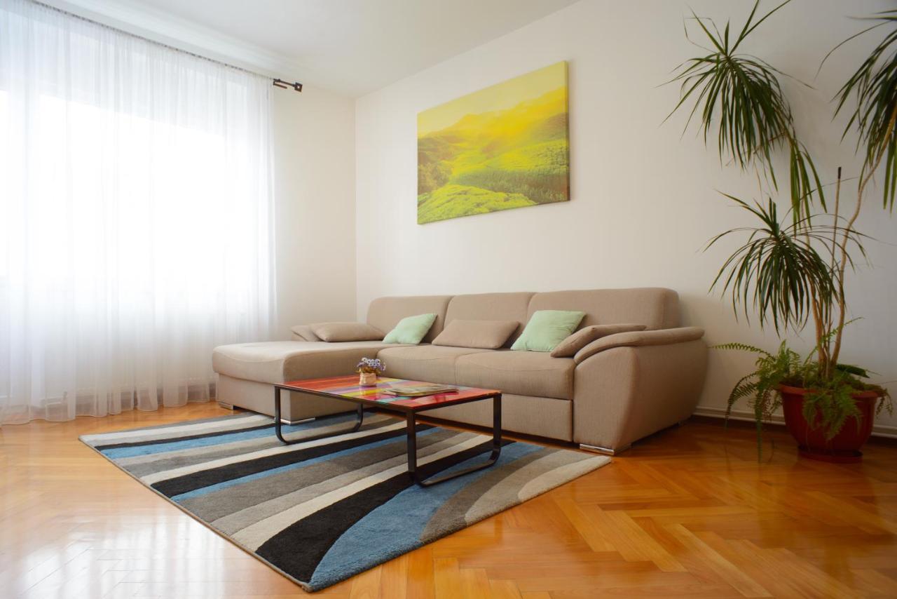 Sunshine Apartment Braşov Buitenkant foto
